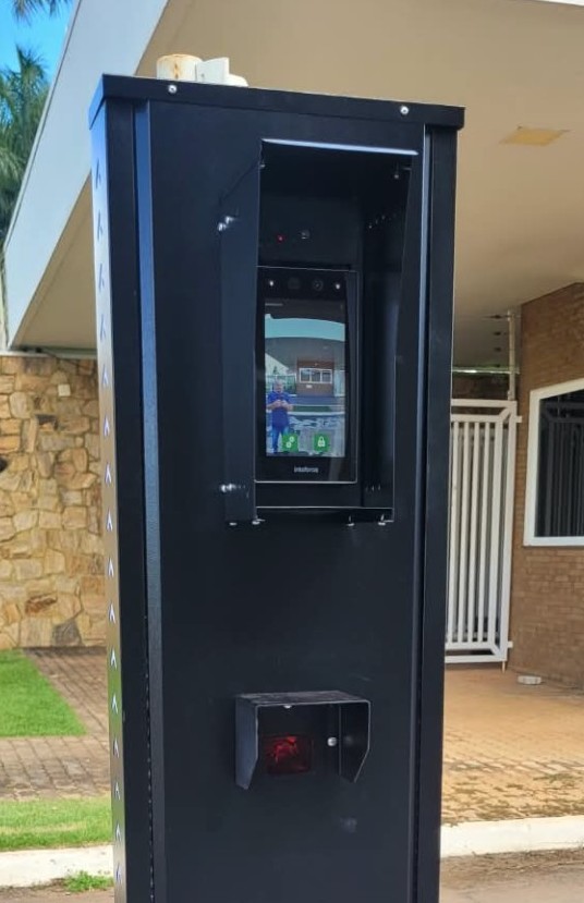 Totem de controle de acesso instalado