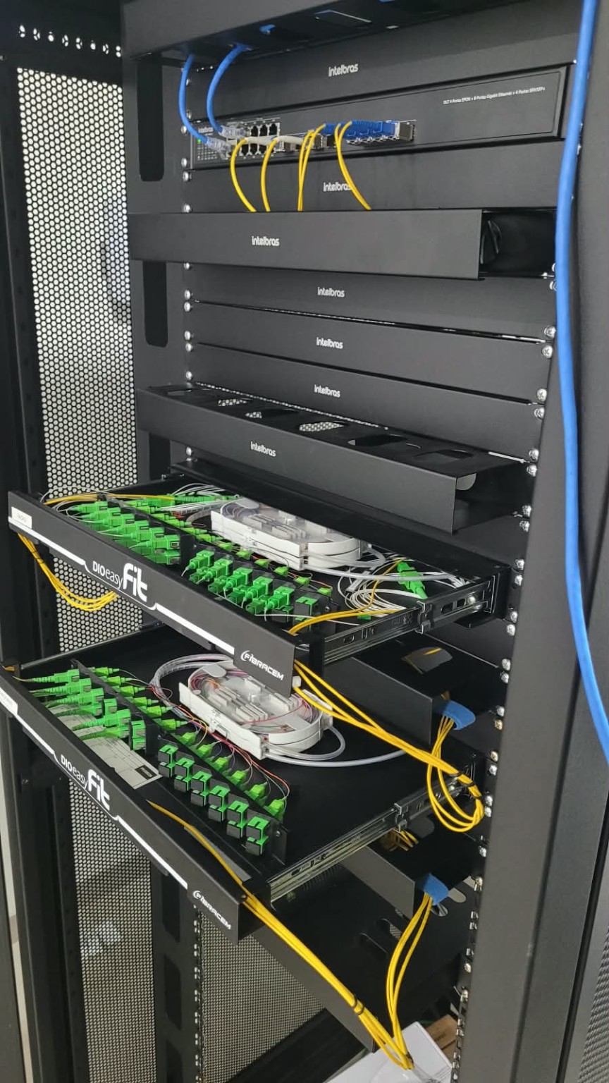 Distribuição e organização de fibra óptica em rack