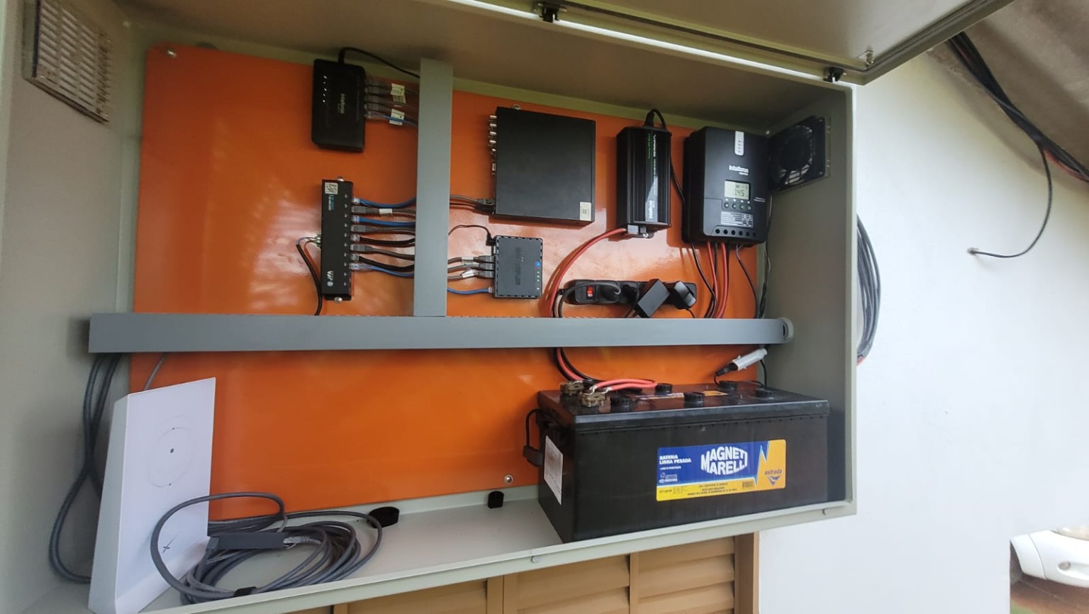 Painel com bateria e equipamentos de energia e comunicação