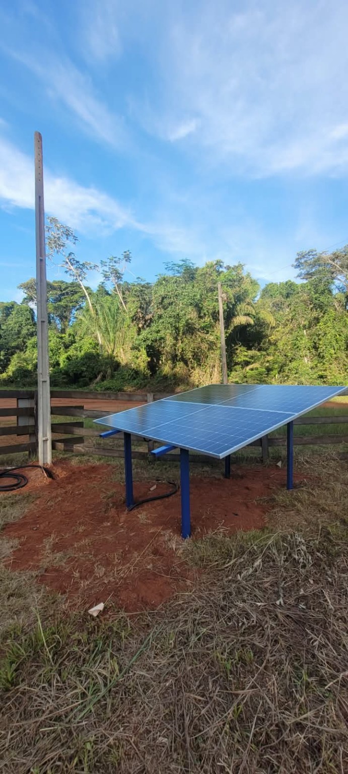 Painéis solares instalados em propriedade rural